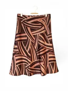 ブラウンとピンクのフレアスカート