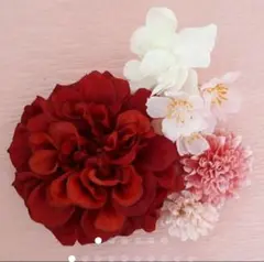 赤ダリアにローズとピンクのピンポンマムに桜舞う髪飾り