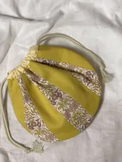 素敵な花柄とカラシ色の組み合わせが可愛い小さめのまあるいポーチ（ハンドメイド）