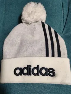 adidas ポンポン付き ニット帽