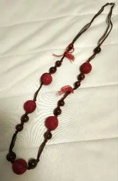 ワインレッドのデザインネックレス