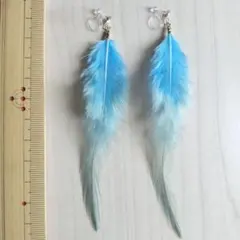 イヤリング　樹脂　羽　ブルーグラデーション