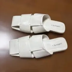 Aimeine 23.5cmゴールドモチーフポインテッドミュール エメイン 白
