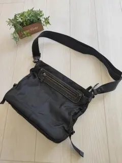 agnes b.アニエスベー　ブラック ショルダーバッグ ジッパーポケット付き