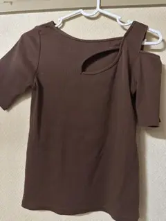 브라운 반소매 티셔츠 숄더 디자인