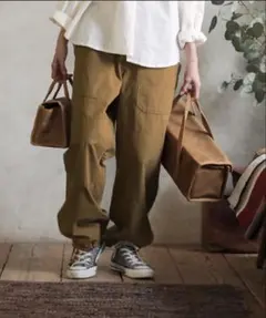 「いかにもアウトドア」じゃない足もとで遊ぶカーゴパンツ