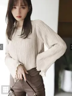 ウエーブプリーツフレアスリーブシアートップス　ベージュ