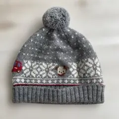 ファミリアのグレーの犬と車の刺繍付きニット帽