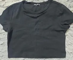 シンプルなブラックのクロップドTシャツ、ZARA製。
