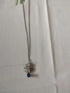 花モチーフ ネックレス 青いストーン付き