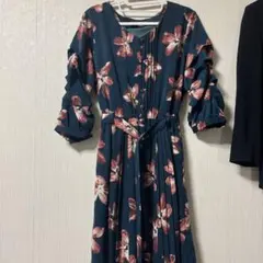レディアゼル　花柄 七分袖 ひざ丈ワンピース 青色