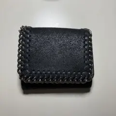 黒い三つ折り財布 チェーン装飾付き