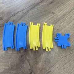 カプセルプラレールトーマス　曲線レール青黄色(4)十字レール(1)