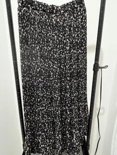 良品　黒と白の花柄プリーツロングスカート