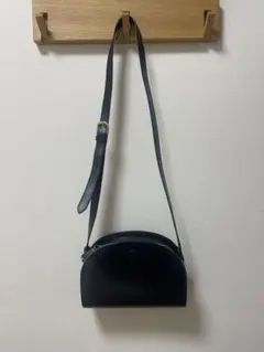 A.P.C. ブラック ショルダーバッグ ハーフムーン