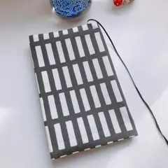 【新書判用】北欧調　四角柄 濃いグレー　ブックカバー　ハンドメイド