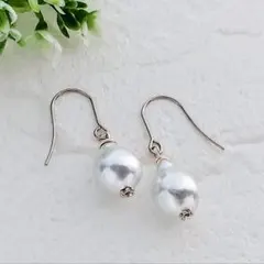 ◆SALE◆シルバーカラーバロックパールの耳飾り(ピアス/イヤリング)
