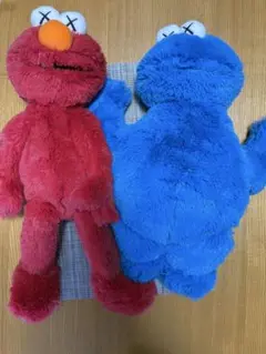 KAWS エルモ クッキーモンスター ユニクロコラボ ぬいぐるみ ユニクロの「セサミストリート」×「KAWS」コラボぬいぐるみが