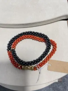赤珊瑚、と黒のビーズ 連ネックレス
