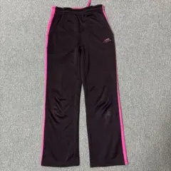 黒とピンクのジャージパンツ