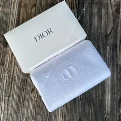 Dior ディオール　ノベルティ　ホワイト キルティングポーチ　箱付きのサムネイル
