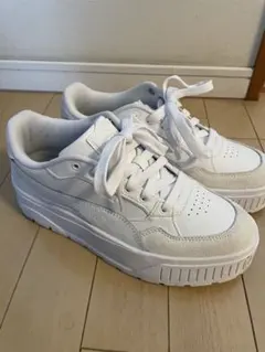 PUMA 후저 스니커즈 화이트