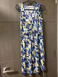 花柄ノースリーブひざ丈ワンピース