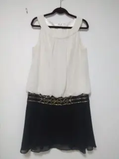 ホワイト/ブラック スリーブレス パーティードレス