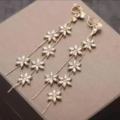 揺れるフラワーモチーフ ロング イヤリング 上品 大人可愛いデザイン