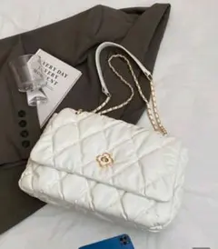ホワイト キルティング ショルダーバッグ