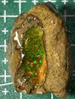 特価！ 55ct エチオピアオパール 細かな粒状遊色あり。色が変わります！