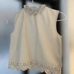クリーム色 フリル付きタンクトップ　CIAOPANIC TYPY