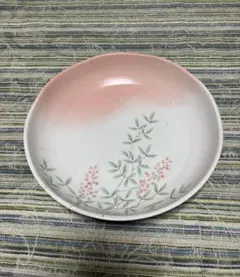 花模様のピンクと白の皿