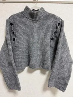ボタン付きクロップドタートルネックニット