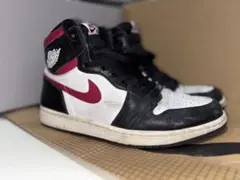 NIKE エアジョーダン1 レトロ ハイ ブラック／ホワイト／セイル／ジムレッド