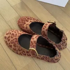 ヒョウ柄フラットシューズ ゴールドバックル付き