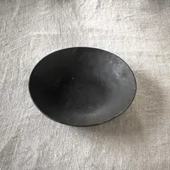 鍛治工房上田(土と空・暮らしの工芸) 打ち出し鉄製丸型ミニトレイ 小物入れ