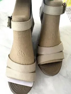 Crocs ウェッジソール サンダル ベージュ　箱付き　23cmのサムネイル