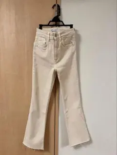 ZARA アイボリーブーツカットデニム EUR34
