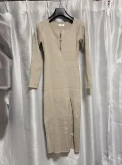 新品未使用EVRISのディープスリットニットワンピースベージュ ロングFサイズ