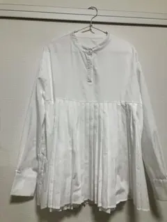 ホワイト プリーツデザイン シャツ