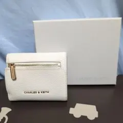 CHARLES & KEITH ホワイト 三つ折り財布のサムネイル