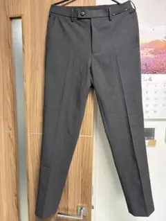 グレー スリムフィット スラックス　ユニクロ