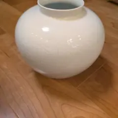白い陶器の丸形花瓶