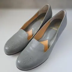 ​【美品】chausser ショセ メダリオン オペラパンプス グレー 23cmのサムネイル