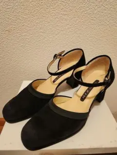 黒 スエード ストラップ付きパンプス