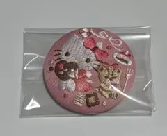 サンリオ　刺繍缶バッジ　ハローキティ