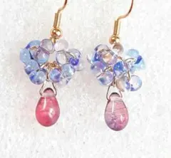 ラベンダーブルーのファルファーレとラズベリーのチェコドロップのエレガントピアス