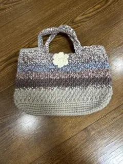 編み物ハンドバッグ 花の装飾付き