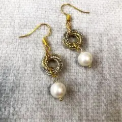 ハンドメイドピアス　パールとフープデザインのピアス